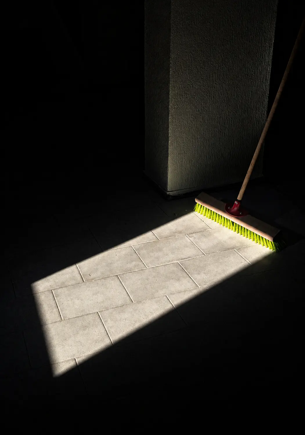 Vassoura varrendo um feixe de luz no chão